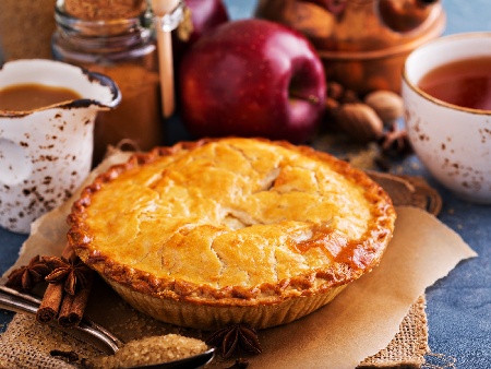Американски ябълков пай с домашно тесто и пълнеж със сладкарска сметана - снимка на рецептата